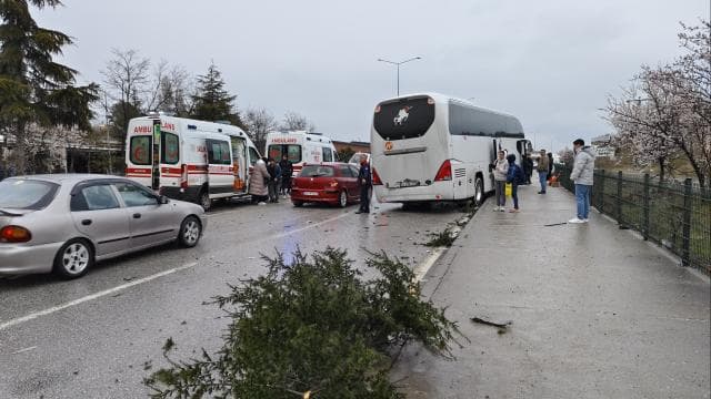 Çorum'da yolcu otobüsü ile minibüs çarpıştı: 7 yaralı