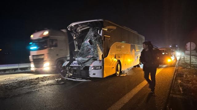 Anadolu Otoyolu'nda otobüs ile çekici çarpıştı: 1 ölü, 15 yaralı