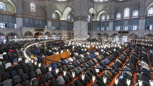 Bayramın ilk günü kılınan cuma namazında camiler doldu