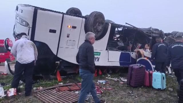 Adana'da yolcu otobüsü devrildi: 2 ölü, 19 yaralı