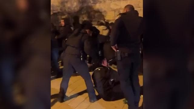 İşgalci İsrail polisi, Kudüs'te teravih kılmak isteyen Filistinlilere saldırdı