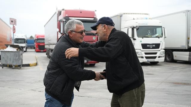 Tır şoförlerinin bayramı yollarda geçiyor
