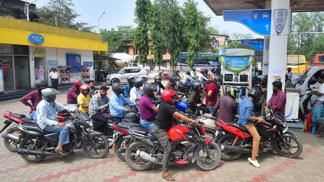 Asya'da günlük yaşamı durma noktasında: Karneyle yakıt dönemi