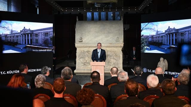 Bakan Ersoy, Melek heykelini Fener Rum Patrikhanesine teslim etti