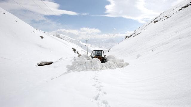 Kar kaplanlarının yoğun mesaisi martta da sürüyor