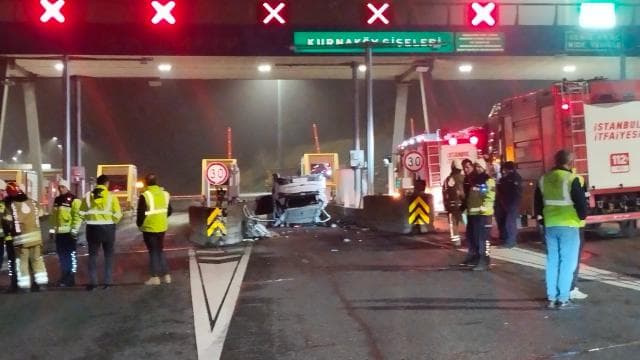 Pendik'te gişelere çarpan otomobil devrildi: 2 yaralı