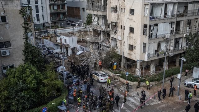 İran: İsrail'de 70'ten fazla noktaya füze saldırısı düzenledik