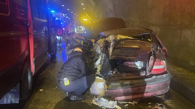 Bolu Dağı Tüneli'nde tır, arızalanan otomobile çarptı: 5 yaralı