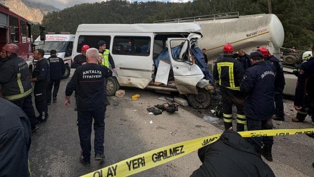 Burdur'da işçileri taşıyan minibüs ile tır çarpıştı: 7 ölü, 3 yaralı