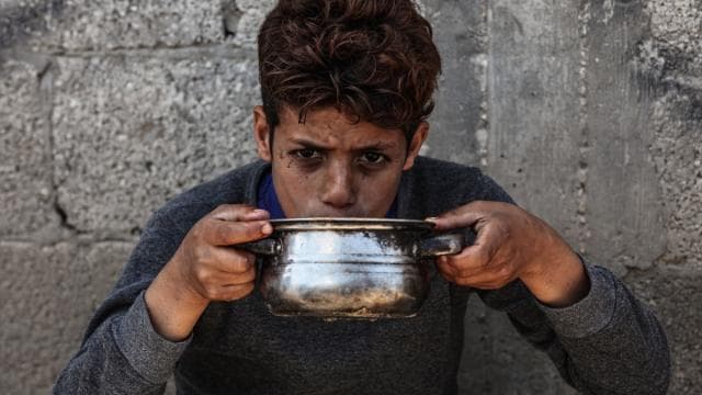 Araştırma: İngiliz medyası Gazze soykırımını aklamaya çalışıyor