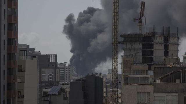 Katil İsrail, Lübnan'da işgal ettiği alanların dışındaki bölgelere ateşkese rağmen saldırılar düzenledi