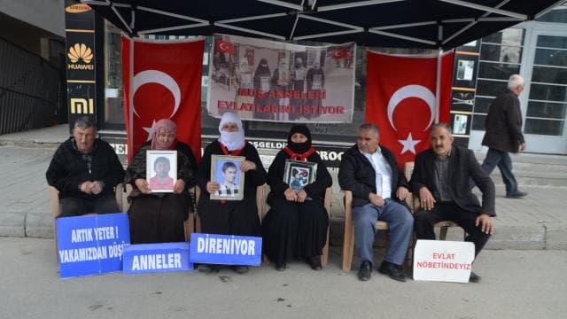 Muşlu aileler evlat nöbetini sürdürdü