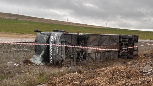 Aksaray'da tur otobüsü devrildi: 15 yaralı