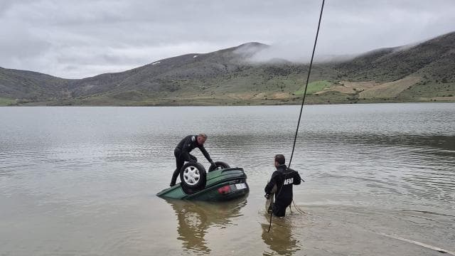 El freni unutuldu, otomobil gölete düştü