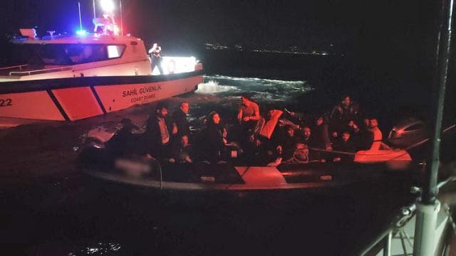 İzmir açıklarında 24 düzensiz göçmen yakalandı