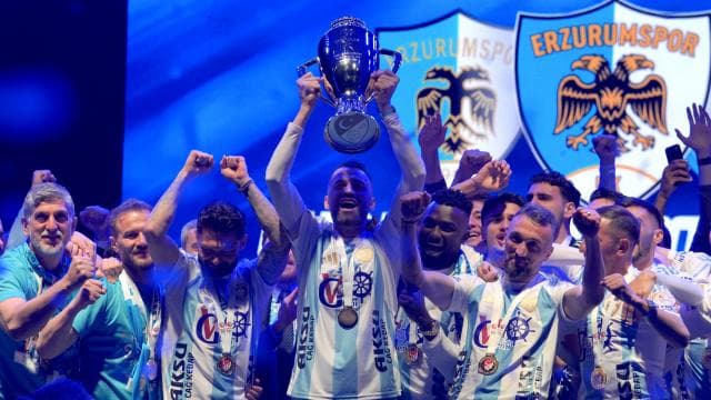 Erzurumspor şampiyonluk kupasını aldı