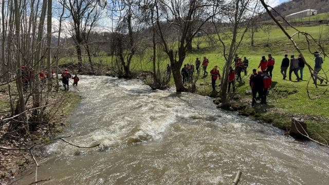 Dereye düşen 8 yaşındaki çocuk aranıyor