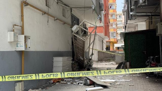 Şanlıurfa'da inşaat asansörü düştü: 1 işçi balkonda asılı kaldı