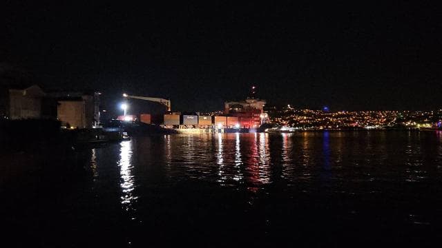 İstanbul Boğazında gemi yalıya metreler kala karaya oturdu, geçişler geçici olarak durduruldu