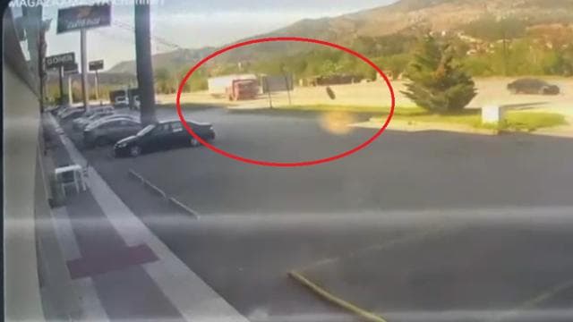Kamyondan kopan tekerin mağazaya daldığı anlar kamerada