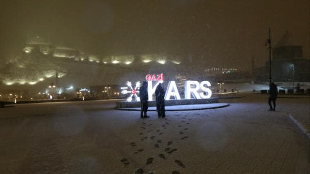 Kars'ta baharda yağan kar kenti beyaza bürüdü