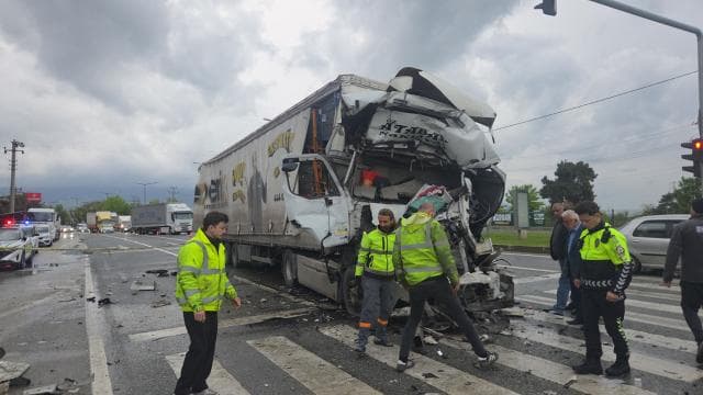 Bursa'da feci kaza: Tır tankere çarptı