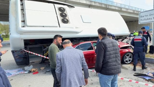 Halk otobüsü otomobilin üzerine devrildi: Çok sayıda yaralı var