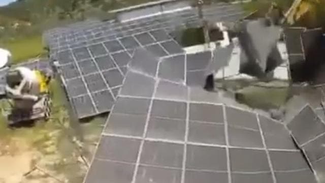 İşgalci İsrail askerleri, Lübnan'ın güneyinde güneş panellerini tahrip etti