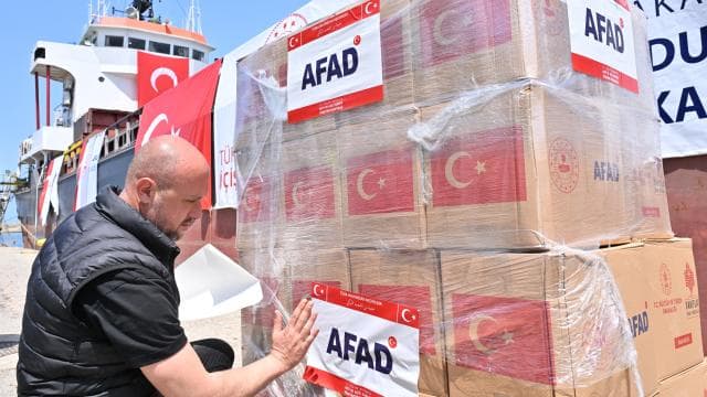 Türkiye'den, Lübnan'a 730 tonluk insani yardım