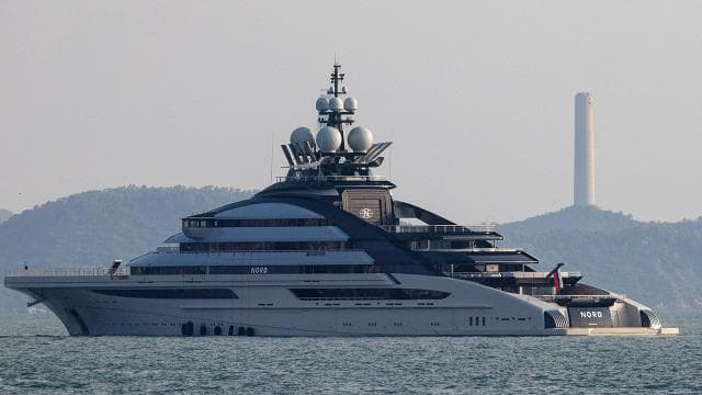 Rus süper yatı blokaja rağmen Hürmüz Boğazı'ndan geçti