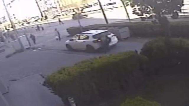 Otomobilin altında kalan kadın sağ kurtuldu