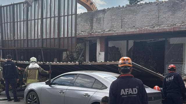 Ankara'da bir binanın duvarı çöktü