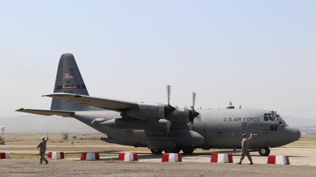 Katarda, ABDye ait ElUdeyd Üssüne askeri sevkiyat uçaklarının indiği görüldü