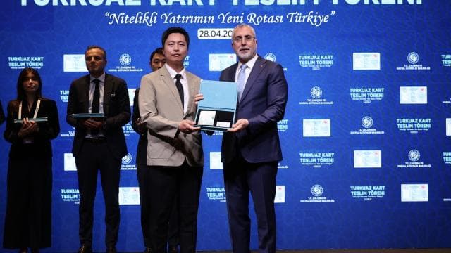 Türkiye'ye yatırım yapan 22 firmanın temsilcisine Turkuaz Kart verildi
