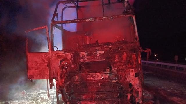 Motor kısmında başlayan yangın tırı küle çevirdi