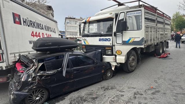 İstanbul'da freni boşalan kamyon 8 araca çarptı