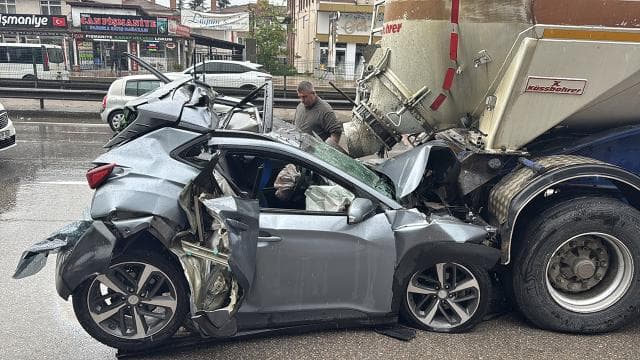 Mucizevi kurtuluş: Tır ile tanker arasında ezilen araç sürücüsü yaralı kurtuldu