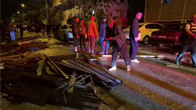 Bartın'da fırtına nedeniyle çatı uçtu, 6 araç zarar gördü
