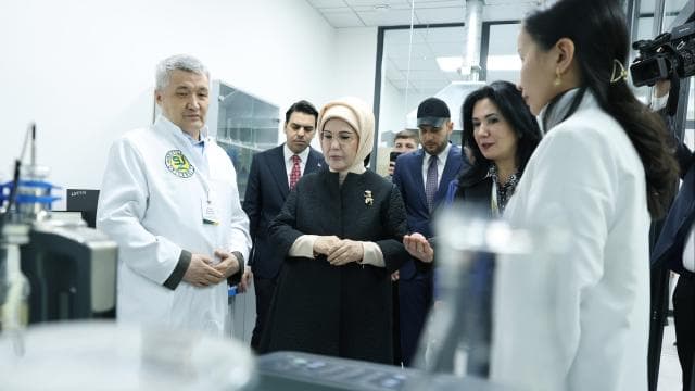 Emine Erdoğan, Kazakistan'da Sıfır Atık Eğitim Laboratuvarı açtı
