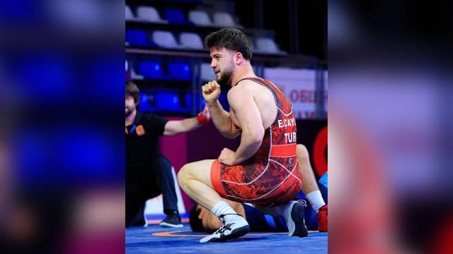 Emirhan Çayır, 17 Yaş Altı Avrupa Güreş Şampiyonası'nda gümüş madalya kazandı
