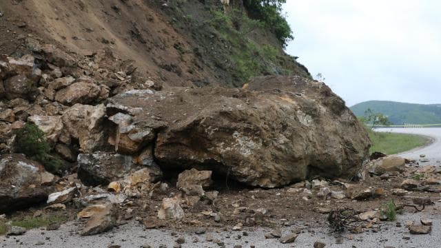 TokatÇat kara yolunda heyelan nedeniyle ulaşım kapandı
