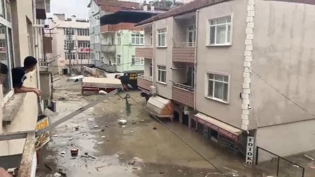 Samsun'da sağanak yağış cadde ve sokakları su bastı
