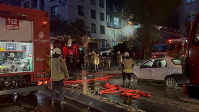 Şişli'deki iş yerinde çıkan yangın dış cepheye sıçradı