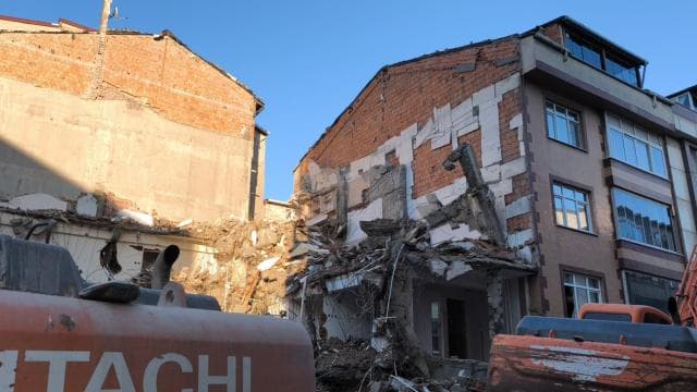 Sultangazi'de yıkım sırasında iki apartman zarar gördü