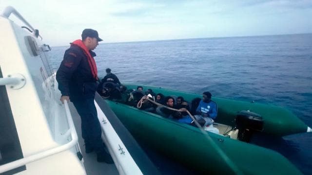 İzmir'de 26 düzensiz göçmen yakalandı, 24'ü kurtarıldı