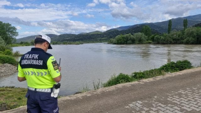 Kelkit Çayı'na düşen iki kişinin arama çalışmaları devam ediyor