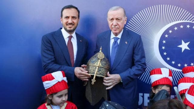 Cumhurbaşkanı Erdoğan'a Haliç'te miğfer hediye edildi