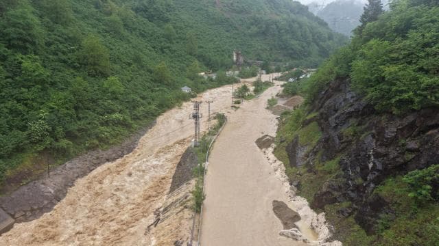 Giresun'da dere taşması nedeniyle yol kapatıldı