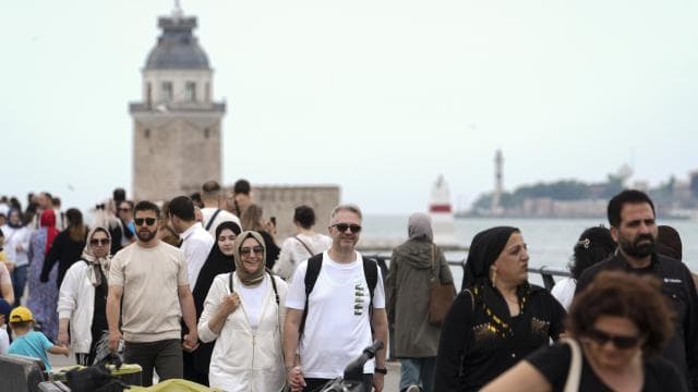 İstanbullular güzel havada sahil ve parkları doldurdu