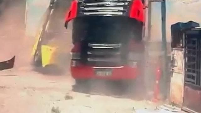 Beylikdüzü'nde fren arızası nedeniyle İETT otobüsü tıra çarptı